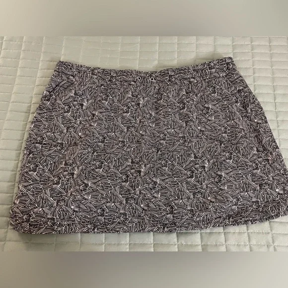 Adorable comfy skort! Black and white geometric pattern cotton blend, size large - Picture 9 of 9